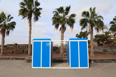 Umumi tuvaletler - Las Playitas plajının yanındaki turistik alan altyapısı. Fuerteventura, Kanarya Adaları, İspanya.