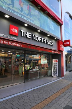 SUWON, Güney Kore - 8 Nisan 2023: Suwon, Güney Kore 'deki Kuzey Amerika Açık Hava ve Dağcılık Spor Giyim Markası.