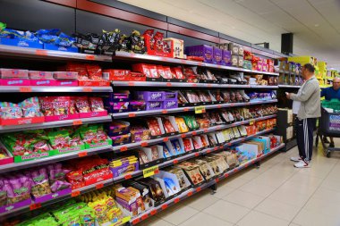 FUERTEVENTURA, İspanya - 9 Aralık 2024: Fuerteventura, İspanya 'da bir süpermarkette şeker ve çikolata seçimi ve fiyatları.