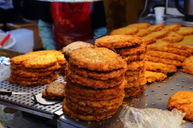 Güney Kore, Seul 'deki geleneksel Gwangjang Pazarı' nda Kore yemekleri. Mung fasulyeli krep adı bindaetteok..