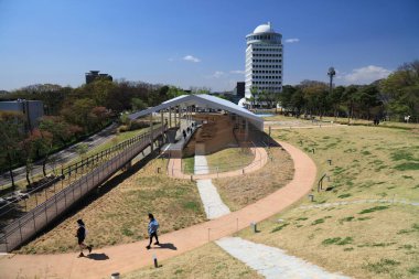SEOUL, Güney Kore - 8 Nisan 2023: İnsanlar Seul 'deki Namsan Park' taki Hanyang Doseong (Seul Şehir Duvarları) harabelerini ve arkeolojik bölgeyi ziyaret ediyor.