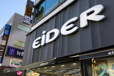 SUWON, Güney Kore - 8 Nisan 2023: Suwon, Güney Kore 'de Eider Fransız açık hava ve dağcılık sporları markası.