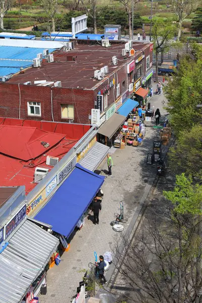 SEOUL, Güney Kore - 7 Nisan 2023: Güney Kore 'nin Seul ilçesi Jung-gu semtinde Cheonggyecheon-ro caddesinde araç ve hırdavat dükkanı bölgesi.