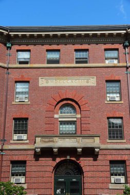 CAMBRIDGE, ABD - 9 Haziran 2013: Cambridge, MA Harvard Üniversitesi kampüsünde Conant Hall. Harvard, 1636 yılında kurulan bir araştırma üniversitesidir..