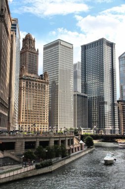 Chicago Nehri ufuk çizgisi - The Loop 'un yaz şehri manzarası.