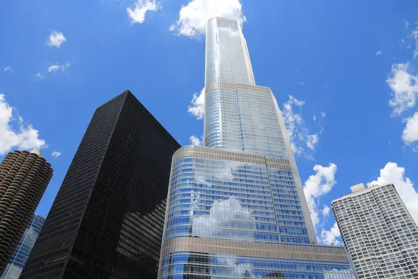 Chicago, ABD - 28 Haziran 2013: Şikago şehir merkezindeki Trump International Hotel ve Tower. 2009 'da tamamlandı..