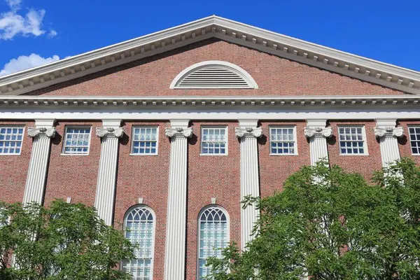 CAMBRIDGE, ABD - 9 Haziran 2013: Cambridge 'deki Harvard Üniversitesi kampüsündeki Lehman Hall, MA. Harvard, 1636 yılında kurulan bir araştırma üniversitesidir..