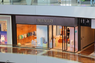 SINGAPORE ŞEHRİ, SINGAPORE - 11 Mart 2024: Singapur 'daki Marina Bay Shoppes' de Burberry premium marka mağazası.