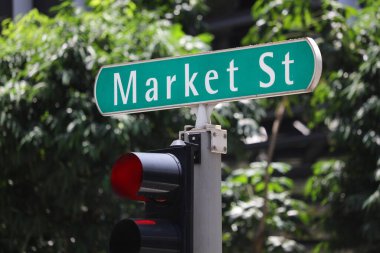 Singapur 'daki Market Caddesi tabelası. Singapur 'un sokak isimleri.