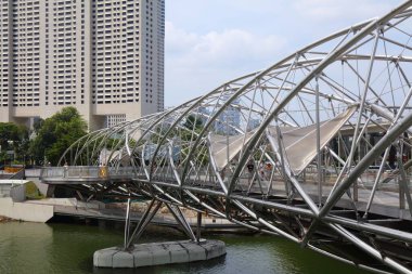 SINGAPORE ŞEHRİ, SINGAPORE - 12 Mart 2024: İnsanlar Marina Körfezi, Singapur 'daki Helix Köprüsünü ziyaret ediyor.