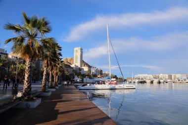 ALICANTE, İspanya - 15 Nisan 2025: İnsanlar Alicante, İspanya şehir merkezindeki Paseo de los Martire de la Libertad liman girişini ziyaret ediyor.