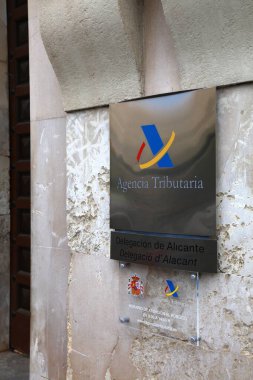 ALICANTE, İspanya - 15 Nisan 2025: İspanya Vergi İdaresi Ajansı Ajansı Ajansı Ajansı Alicante, İspanya 'daki Gelir İdaresi Ofisi.