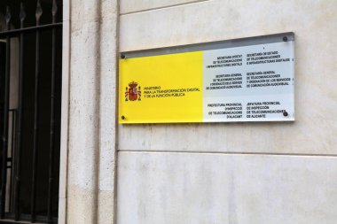 ALICANTE, İspanya - 15 Nisan 2025: Dijital Dönüşüm Bakanlığı Bölge Ofisi ve İspanya 'nın Alicante kentindeki Sivil Hizmet Dairesi.