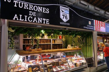 ALICANTE, İspanya - 15 Nisan 2025: Alicante, İspanya 'daki Turron Yerel Market (Mercat Central).