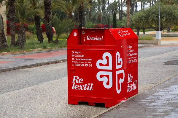 ELCHE, İspanya - 13 Nisan 2025: Elche, İspanya 'da ikinci el giysi bağış kutuları.