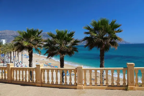 Alicante ilinin Alfaz del Pi belediyesinde El Albir 'de sahil manzarası, İspanya' nın Valencia Topluluğu. Costa Blanca bölgesi tatil kasabası. Nisan 'da Göster.