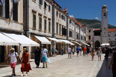 DUBROVNIK, CROATIA - 18 Temmuz 2021: UNESCO Dünya Mirası Bölgesi olan Dubrovnik Eski Kasabası 'ndaki parlaklaştırılmış kireçtaşıyla döşenmiş Stradun caddesini ziyaret edin.