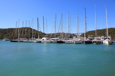 Hırvatistan 'ın Skradin marinasında demirlemiş yelkenli yatlar. Eğlence limanının yaz manzarası.