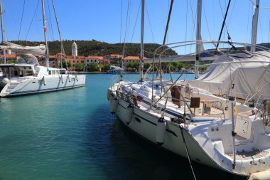 Yatlar Hırvatistan 'ın Skradin marinasında demirlemişti. Eğlence limanının yaz manzarası.