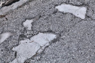 İtalya, Campania 'da hasarlı yol. Kırsal yol bakımı kavramı.