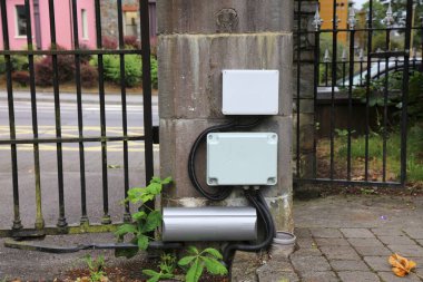Elektro-mekanik otomatik salıncak geçidi operatörü. Galway, İrlanda 'da otomatik kapı açıcı.