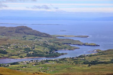 İrlanda 'nın Donegal ilçesindeki Rhannakilla, Teelin ve Doonin' in kırsal ve kıyı manzarası. İrlanda 'da yaz.