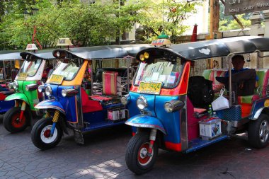 BANGKOK, THAILAND - 24 ARALIK 2013: Tuk tuk motosiklet taksileri Bangkok 'a park edildi.