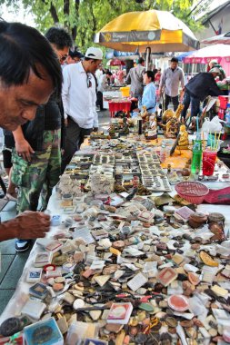 Bangkok, Tayland - 22 Aralık 2013: İnsanlar muska piyasada Bangkok ziyaret edin. Popüler açık pazar yeri konusunda uzmanlaşmış Budist talismans, şanslı takılar ve taş muska.