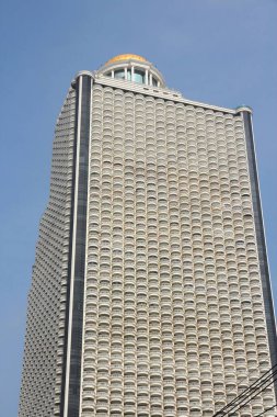 BANGKOK, THAILAND - 25 ARALIK 2013: Bangkok 'taki Devlet Kulesi. Bang Rak bölgesinde çok amaçlı bir gökdelen..