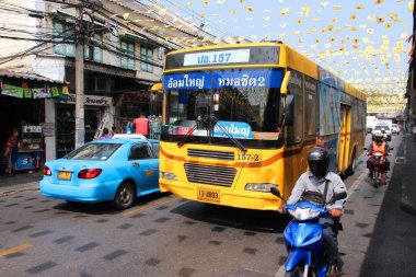 BANGKOK, THAILAND - 25 ARALIK 2013: Bangkok 'ta insanlar şehir otobüsüne biniyor. Bangkok Mass Transit Authority (BMTA) 3.000 otobüsten oluşan filosuyla 100 'den fazla hat işletiyor..