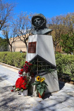 ALICANTE, İspanya - 16 Nisan 2025: Yuri Gagarin ilk Sovyet kozmonot anıtı Alicante Üniversitesi kampüsünde (Universidad de Alicante Üniversitesi), İspanya 'da devlet üniversitesi.