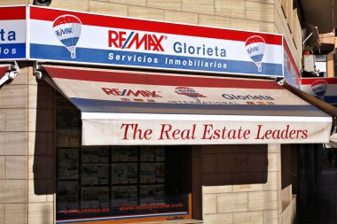 SANTA POLA, İspanya - 17 Nisan 2025: ReMax emlak ajansı Santa Pola, İspanya.