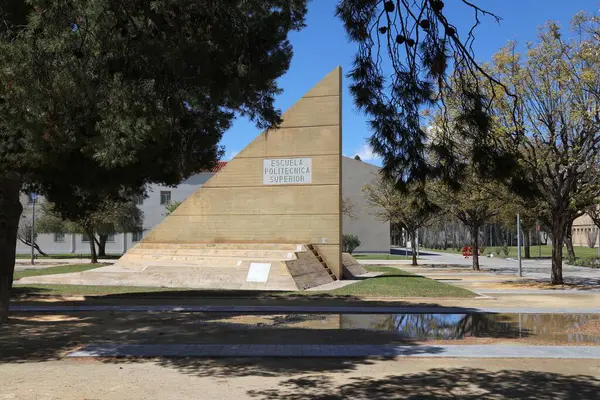 ALICANTE, İspanya - 16 Nisan 2025: İspanya 'da bulunan Alicante Üniversitesi' nde Politeknik Okul (Escuela Politecnica Superior).