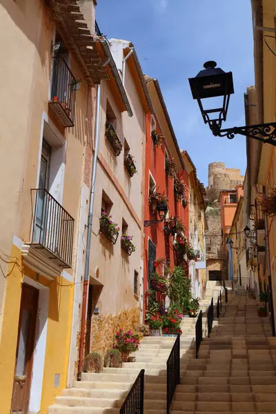 Alicante Eyaleti 'nde iki şehir, İspanya' da Valencia Topluluğu. Eski kasaba merdivenleri ve kalesi.