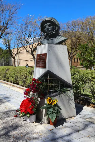 ALICANTE, İspanya - 16 Nisan 2025: Yuri Gagarin ilk Sovyet kozmonot anıtı Alicante Üniversitesi kampüsünde (Universidad de Alicante Üniversitesi), İspanya 'da devlet üniversitesi.