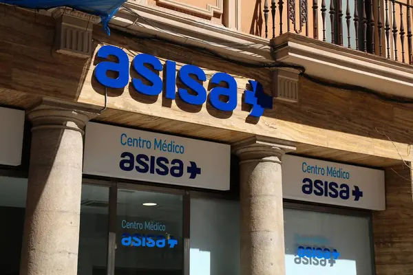 ALICANTE, İspanya - 16 Nisan 2025: Alicante, İspanya 'da Asisa Sigorta ve özel sağlık şirketi.