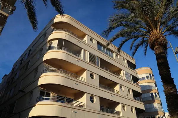 Santa Pola, İspanya - 17 Nisan 2025: Alicante Eyaleti Santa Pola 'da bir apartman dairesi.
