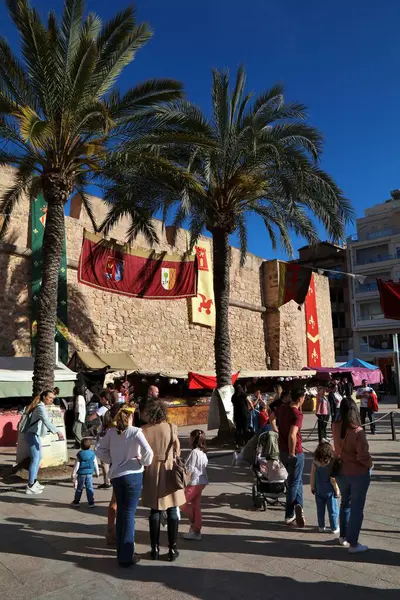 SANTA POLA, İspanya - 17 Nisan 2025: İnsanlar İspanya 'nın Alicante ilindeki Santa Pola şatosunda bir ortaçağ fuarı, yerel eğlence ve alışveriş etkinliğini ziyaret ediyorlar.