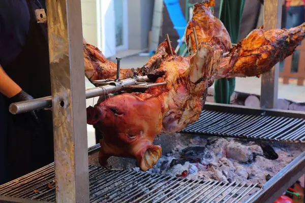 Kızarmış domuz rostosu. İspanya 'nın Valencia Eyaleti, Alicante Eyaleti Santa Pola' da düzenlenen bir etkinlikte İspanyol yemekleri..