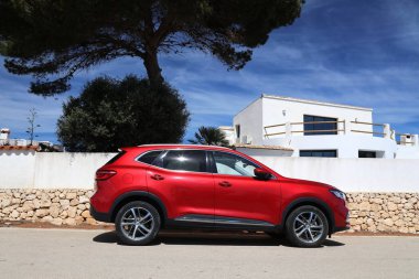 JAVEA, İspanya - 6 Nisan 2025: MG ZS çapraz geçişi Çin yapımı SUV SAIC Motor tarafından üretilmiş, İspanya 'nın Javea kentinde park edilmiş.