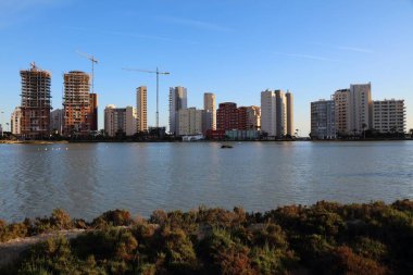 İspanya 'daki Calpe kasabası. Salines de Calp lagünüyle flamingolar ve diğer dalış yapan kuşları izleyin. Sol taraftaki yeni apartmanların inşaat alanı.