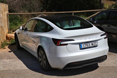 JAVEA, İspanya - 6 Nisan 2025: Tesla Model 3 Javea, İspanya 'da park edilmiş elektrikli araba.