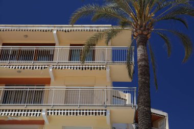Benidorm, İspanya 'nın mimarisi. Geniş balkonlu tipik bir apartman manzarası..