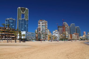 Valensiya Topluluğu 'ndaki Benidorm şehri silueti (Comunidad Valenciana), İspanya. Poniente plajından manzara.