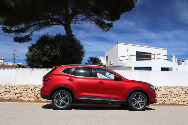 JAVEA, İspanya - 6 Nisan 2025: MG ZS çapraz geçişi Çin yapımı SUV SAIC Motor tarafından üretilmiş, İspanya 'nın Javea kentinde park edilmiş.