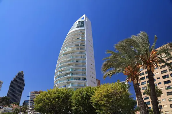 BENIDORM, İspanya - 9 Nisan 2025: Benidorm, İspanya 'nın Poniente semtindeki Delfin Tower apartmanı.