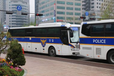 SEOUL, Güney Kore - 6 Nisan 2023: Seul şehir merkezi, Güney Kore 'de polis otobüsleri park halinde..
