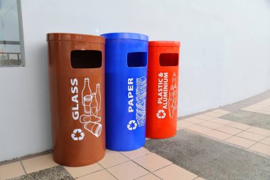 KUALA LUMPUR, MALAYSIA - 16 Mart 2024: Kuala Lumpur kentindeki çöp kutularını ayıklama.