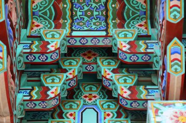 Güney Kore Busan 'da Haedong Yonggungsa Tapınağı ahşap süslemeleri..