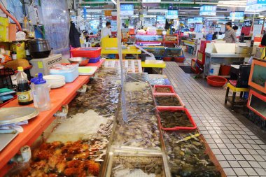 BUSAN, Güney Kore - 27 Mart 2023: Satıcılar Busan, Güney Kore 'deki ünlü Jagalchi Balık Pazarı' nda balık ve deniz ürünleri satıyorlar.